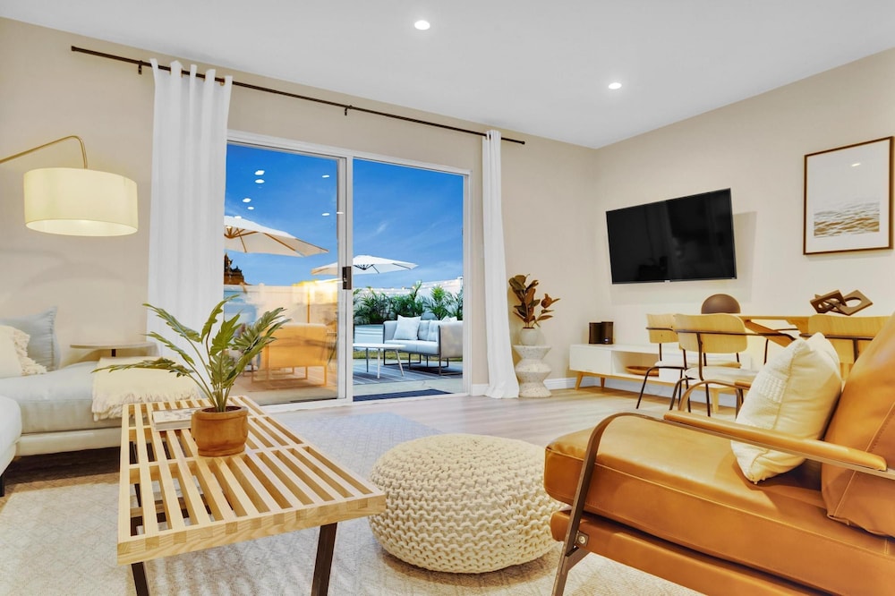 Designer Coastal Paradise w Pool - Steps to Beach, Fotografia 46