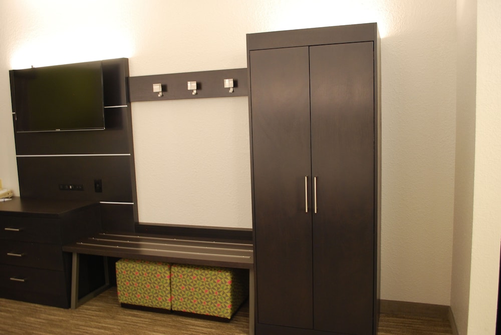 Standard Room, 1 King Bed - Photo 3
