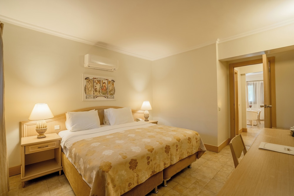 Suite - Photo 1