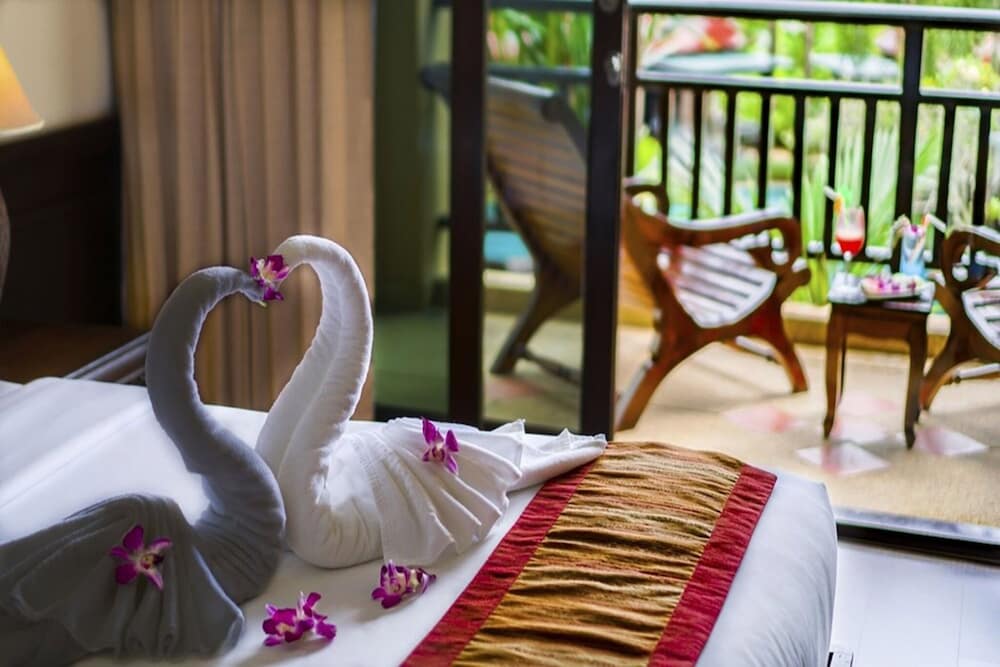 Deluxe Room, Pool View - Photo 4
