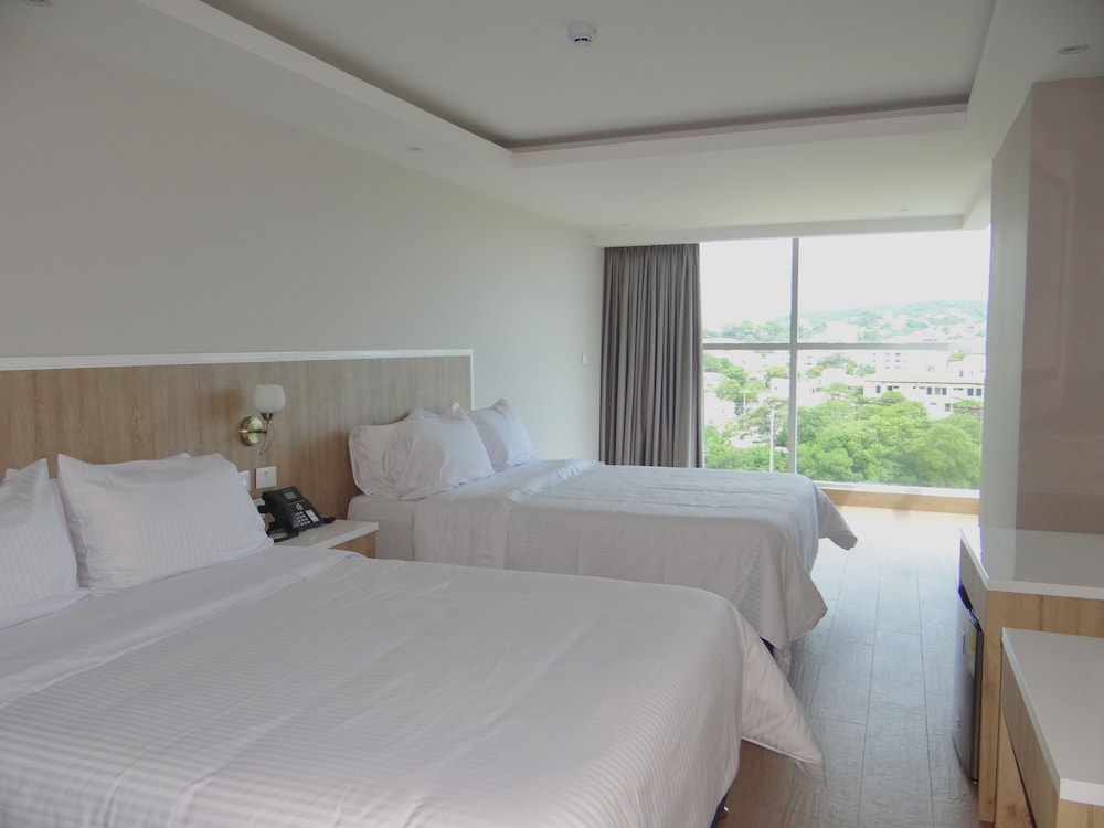 Family Room, 2 Double Beds, Non Smoking - Photo 1