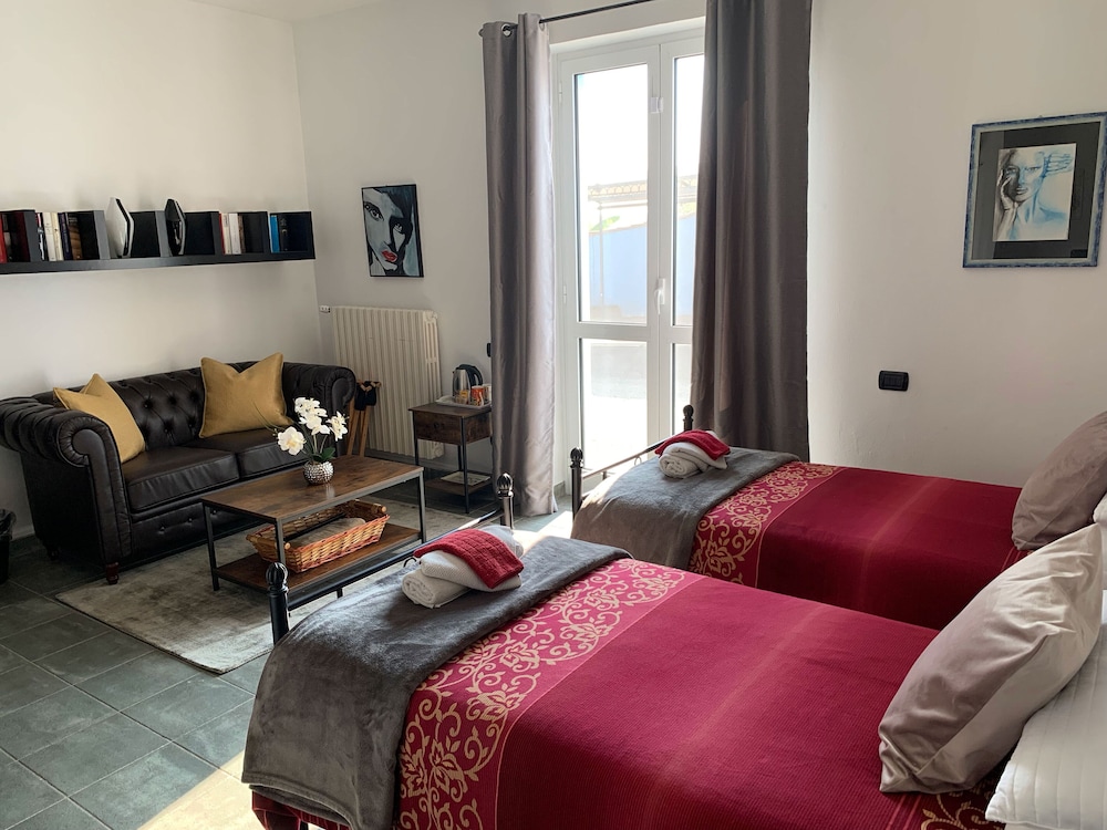 Deluxe Double Or Twin Room, 2 Twin Beds, Garden View, Ground Floor photo 1