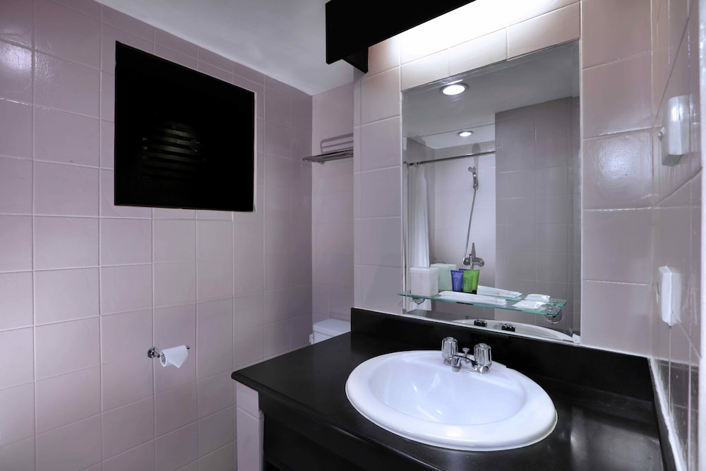 Executive Suite - Photo 2