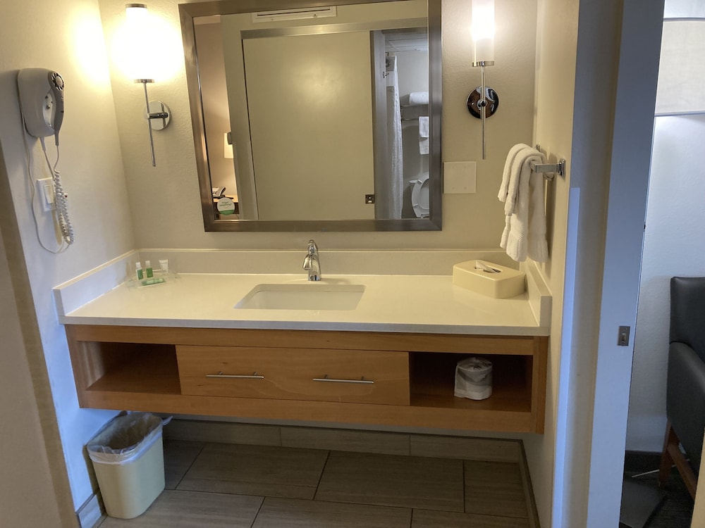 Superior Suite, 2 Queen Beds, Accessible (Smoke Free, Roll-In Shower) - Photo 3