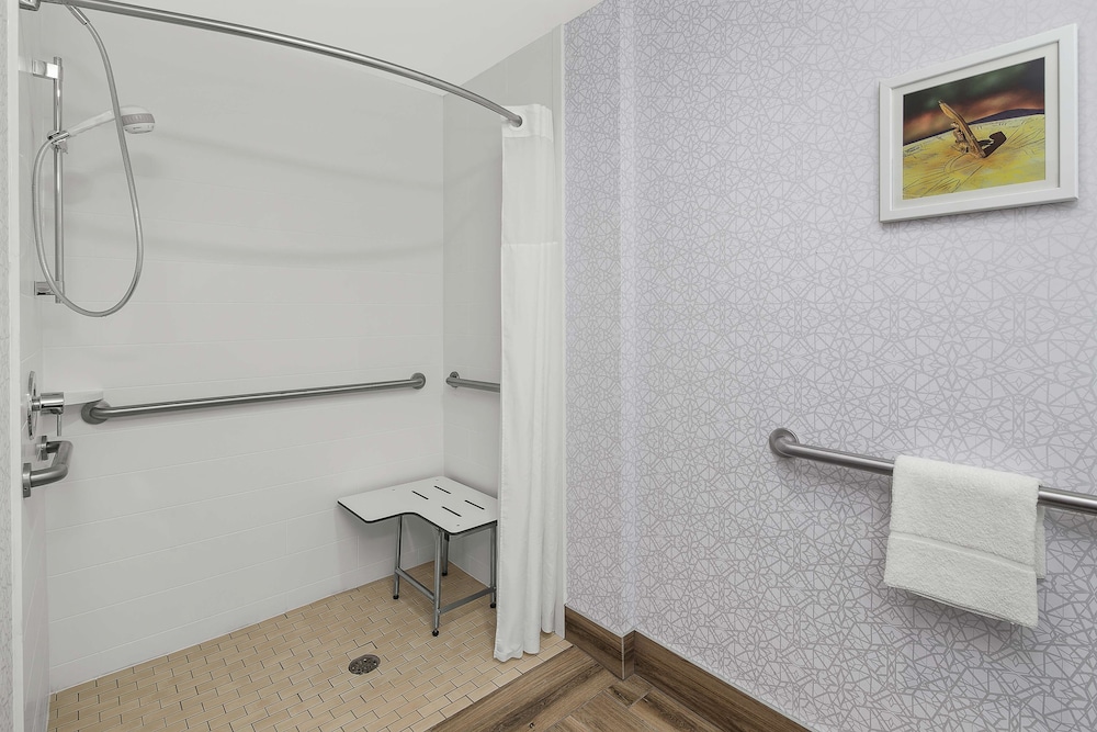 Suite, 1 King Bed, Accessible, Non Smoking - Photo 3