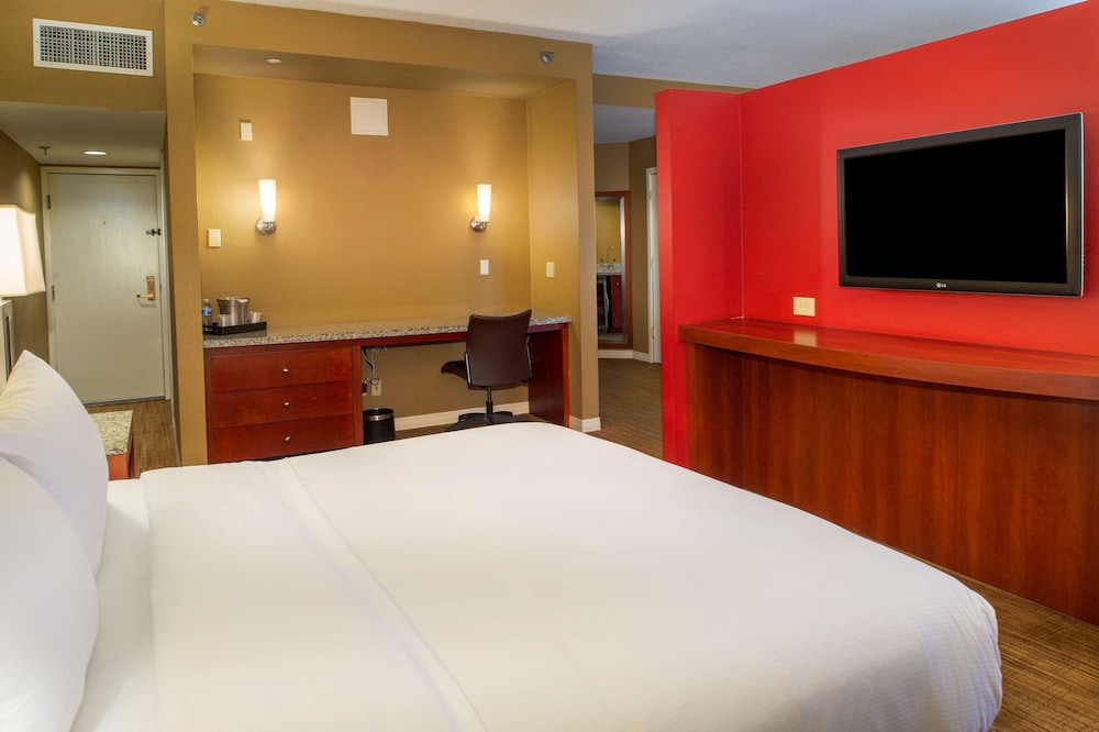 Deluxe Suite, 1 King Bed with Sofa bed photo 2