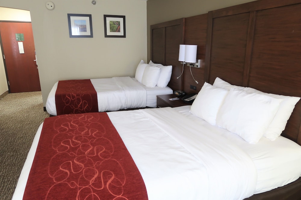 Room, 2 Queen Beds, Non Smoking (Upgrade) - Photo 7