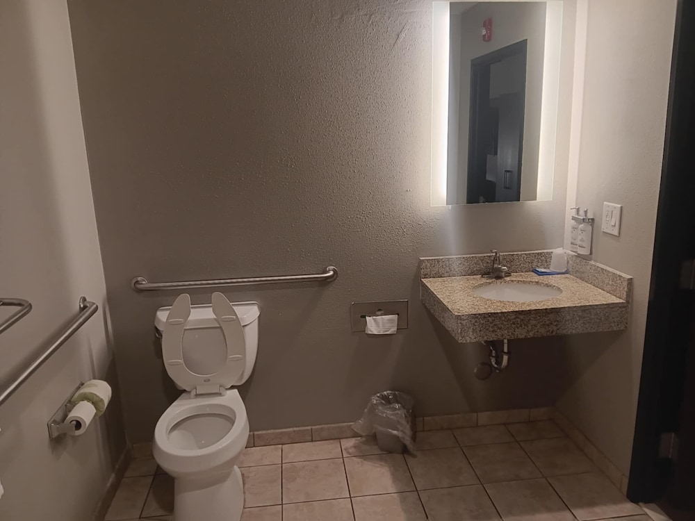 Room, 1 King Bed, Accessible Bathtub, Non Smoking - Photo 3