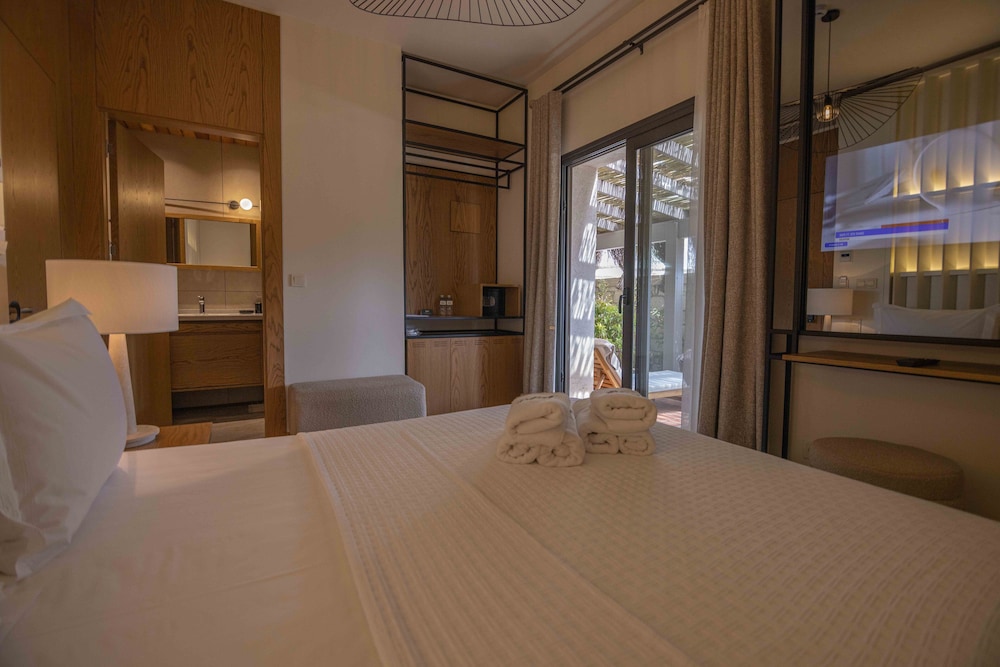 Deluxe Room - Photo 9