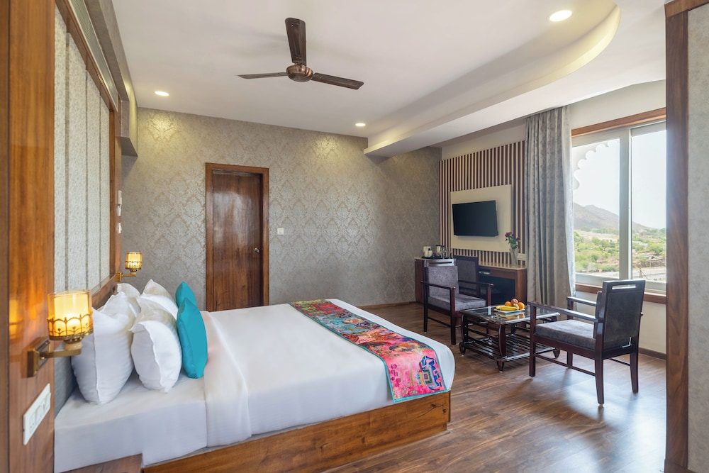 Grand Room - Photo 1
