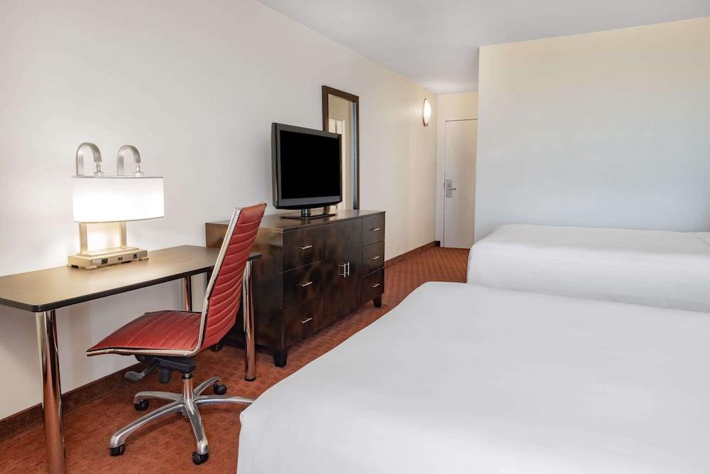 Room, 2 Double Beds, Accessible, Non Smoking (Mobility Bathtub w/Grab Bars) photo 1