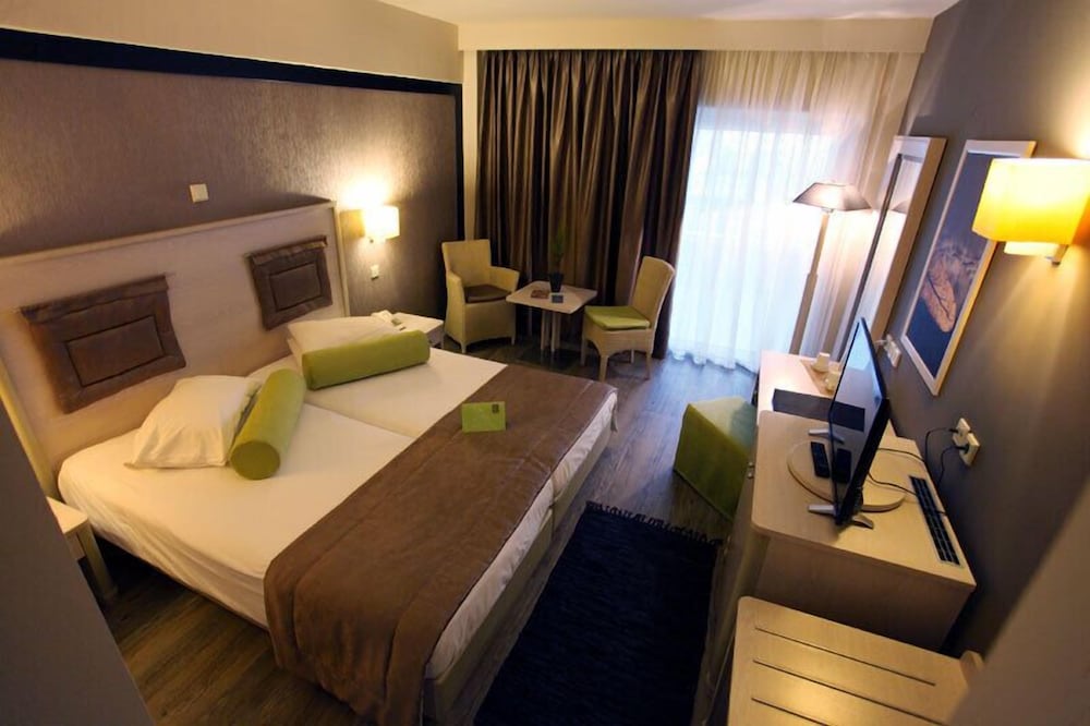 Classic Double Room (Sea View or Pool View) photo 1