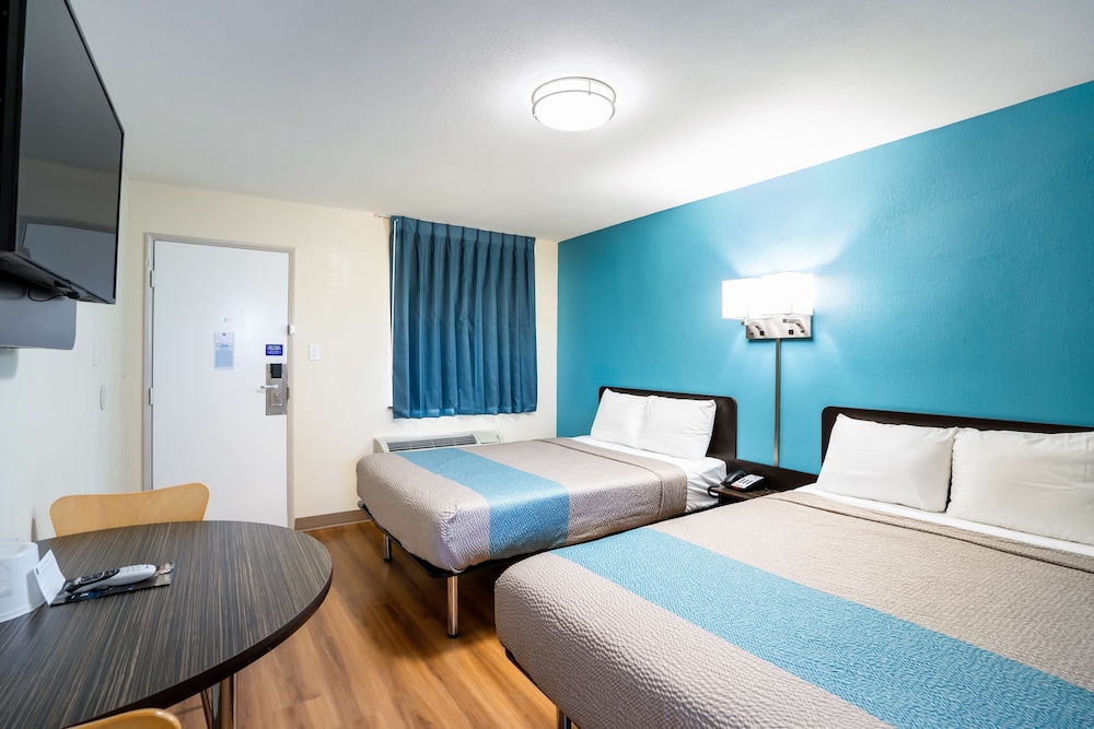 Deluxe Room, 2 Double Beds, Non Smoking, Refrigerator & Microwave photo 3
