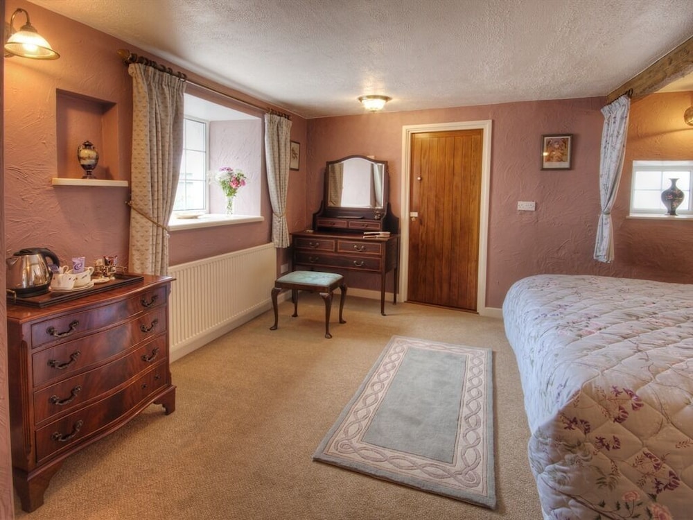 Standard Double or Twin Room, Ensuite photo 3