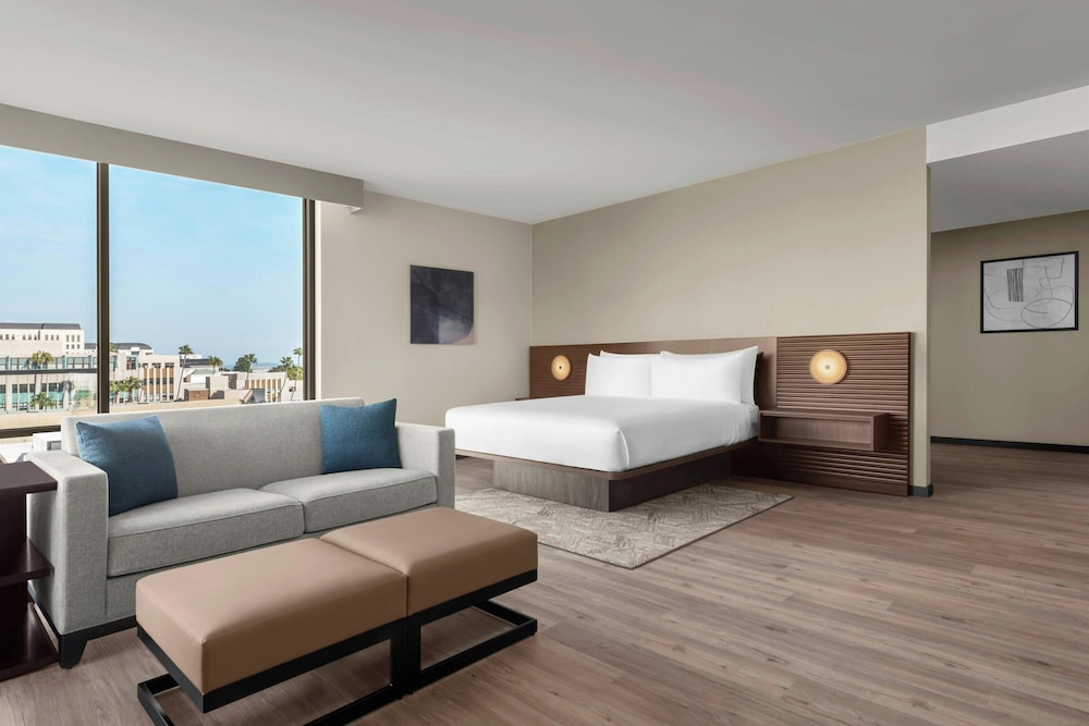 Studio Suite, 1 King Bed, Balcony (View)