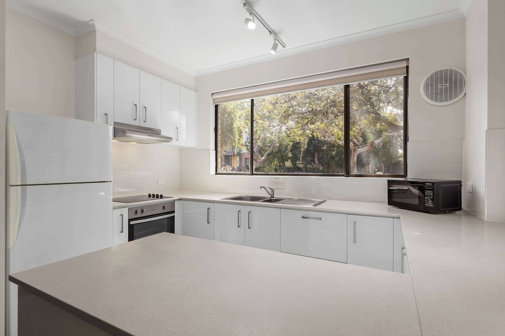 Standard Apartment, 1 Queen Bed, Non Smoking, Balcony (Living Room) - Photo 6