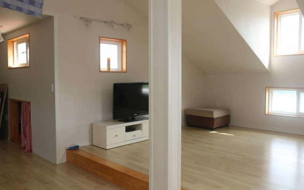 Room (Our Mom (Pension))