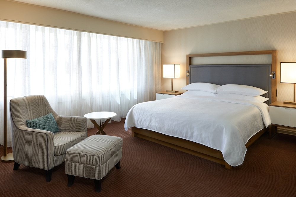Executive Room, 1 King Bed, Executive Level thumbnail 6