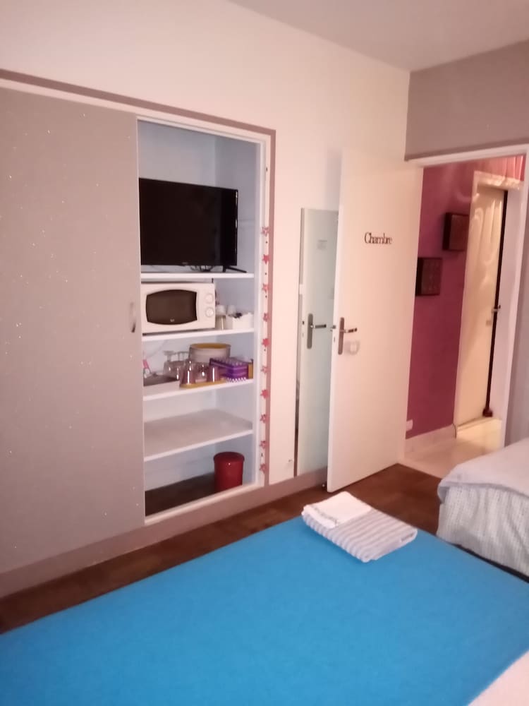 Classic Triple Room, Shared Bathroom photo 1
