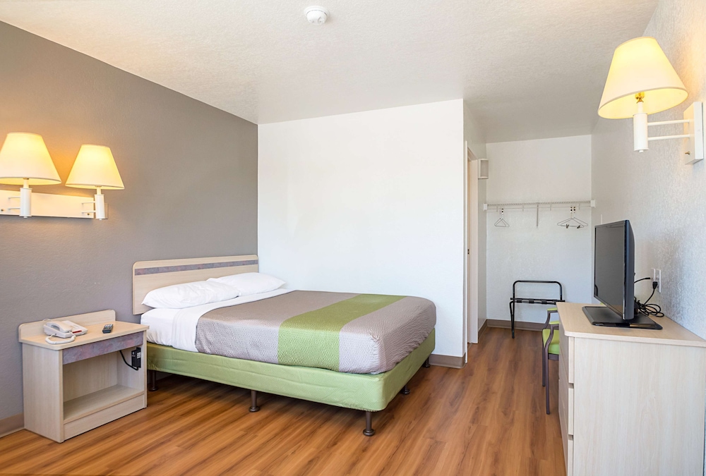 Standard Room, 1 Double Bed, Accessible, Non Smoking photo 3