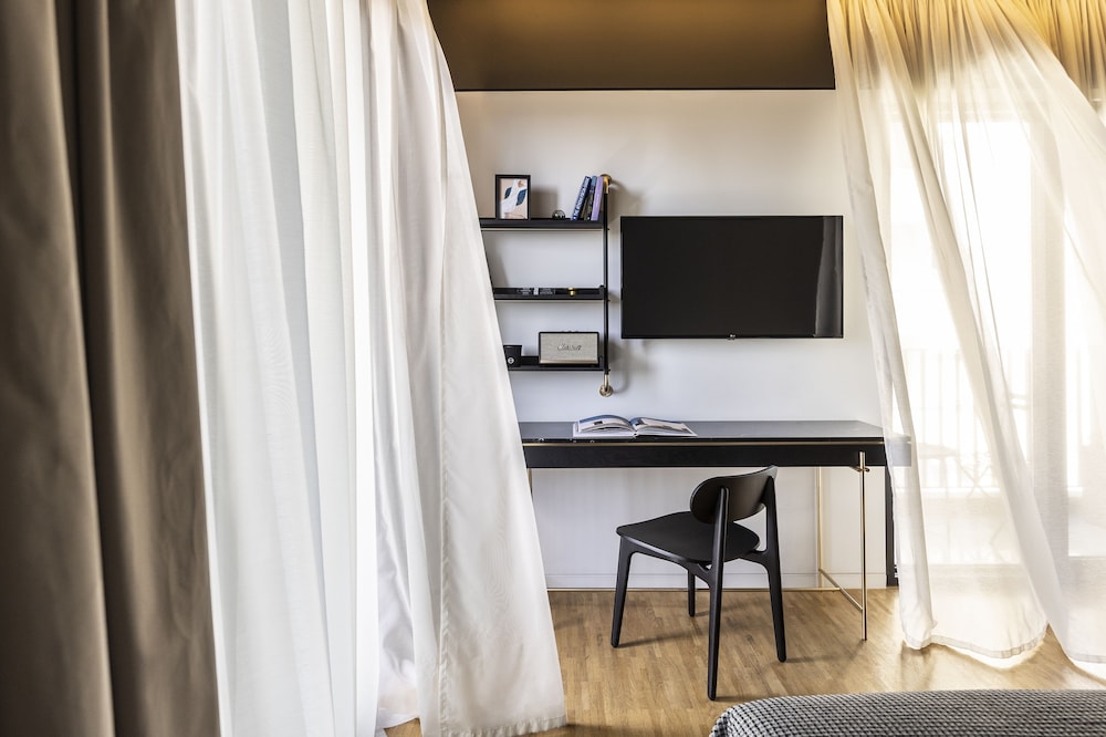 Deluxe Room, Balcony - Photo 7