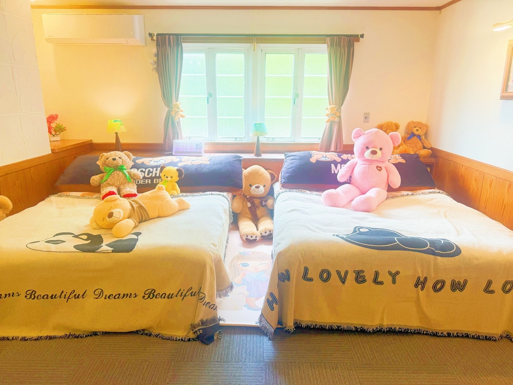 Family Twin Room - Photo 1
