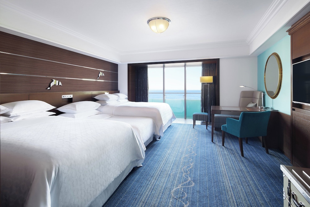 Guest room, 3 Twin Beds, Non Smoking, Disney or Bay view,  Main Building, Balcony - Photo 1