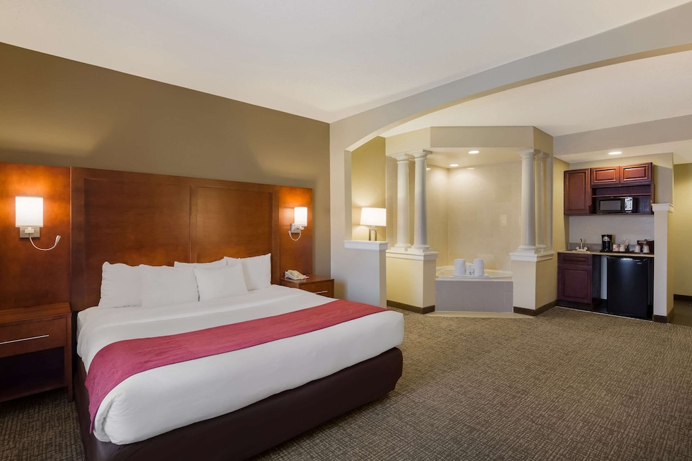 Suite, 1 King Bed, Non Smoking, Jetted Tub - Photo 3