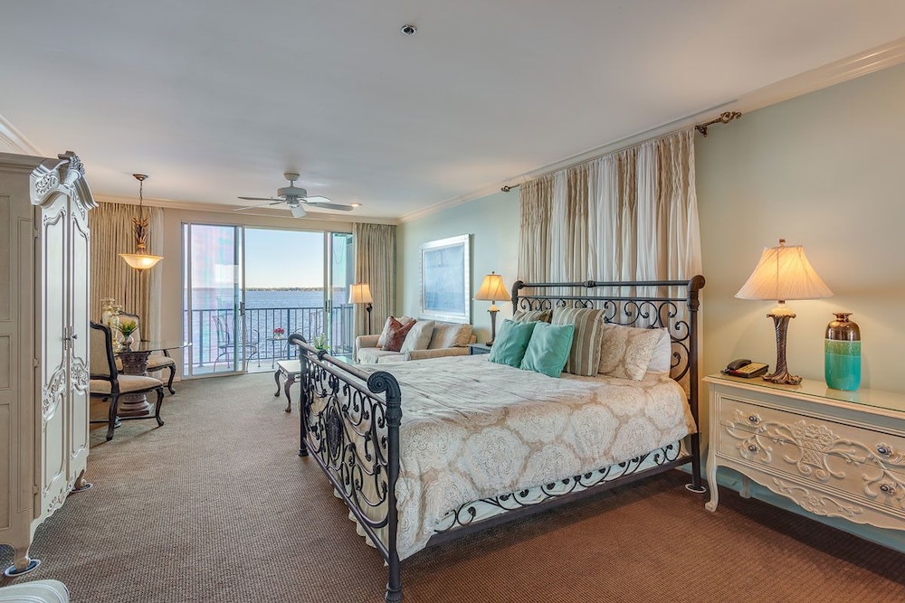 Room, 1 King Bed (River Suite 203)