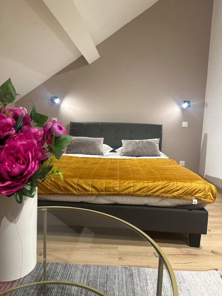 Deluxe Studio Suite, City View