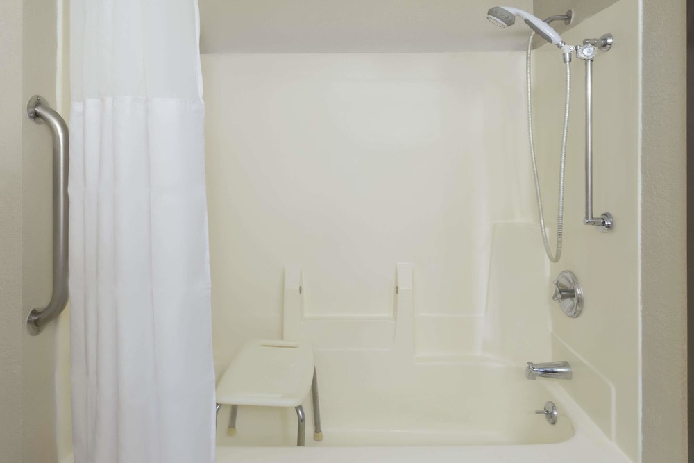 Room, 1 King Bed, Accessible, Non Smoking (Mobility, Bathtub w/ Grab Bars) - Photo 8