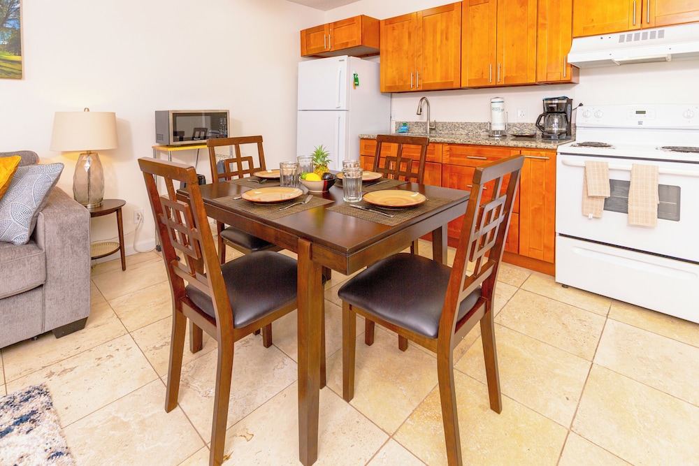 High Floor Ocean View Condo (King Bed and Parking): Condo, 1 Bedroom, Ocean View (0098) photo