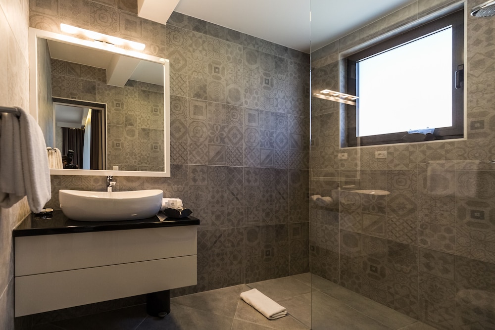 Deluxe Double Room, 1 King Bed, Pool View photo 3