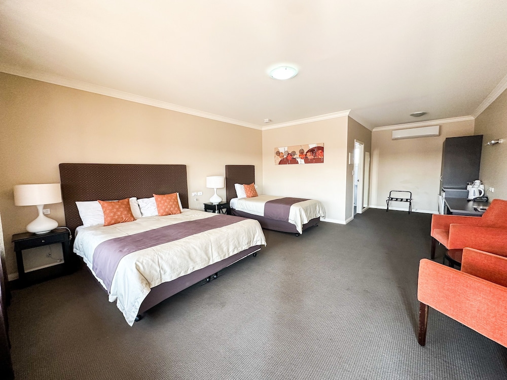 Deluxe Room, 3 Twin Beds (Large Deluxe Room) photo 3