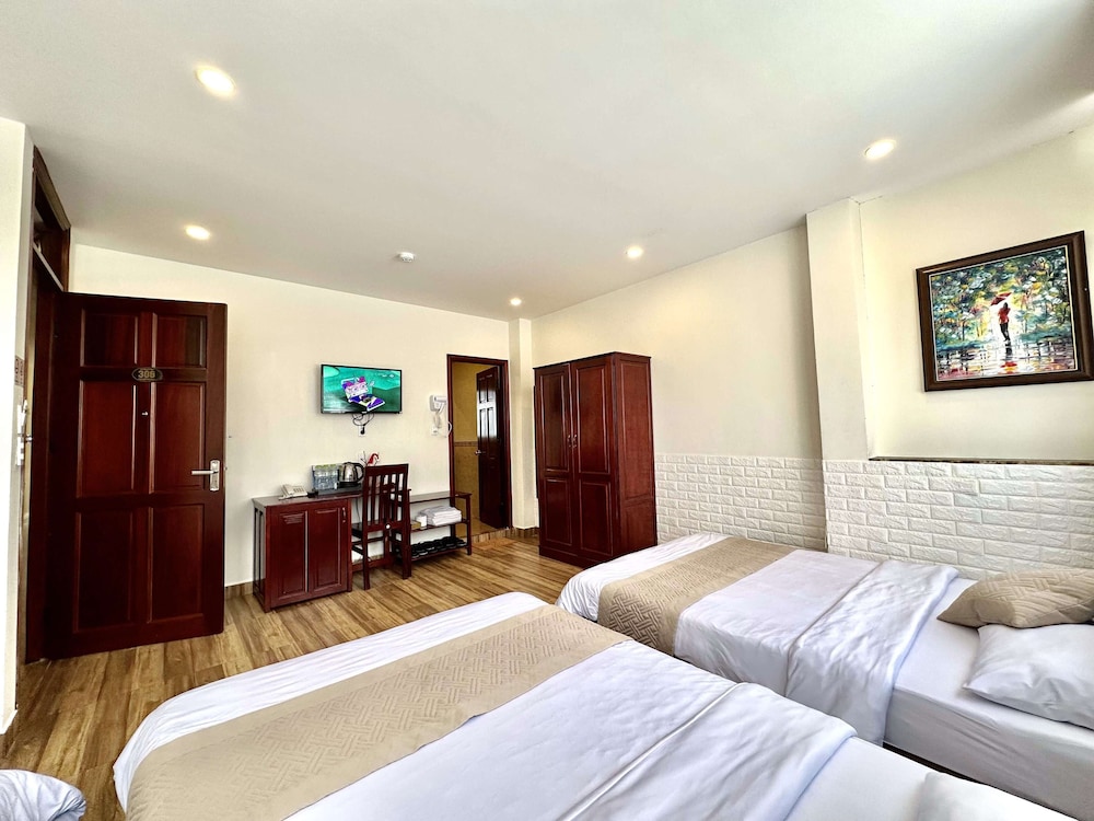 Deluxe Quadruple Room, 2 Double Beds, Non Smoking, Hill View