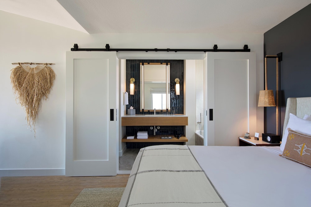 Junior Suite, 1 King Bed with Sofa Bed, Coastal View - Photo 8