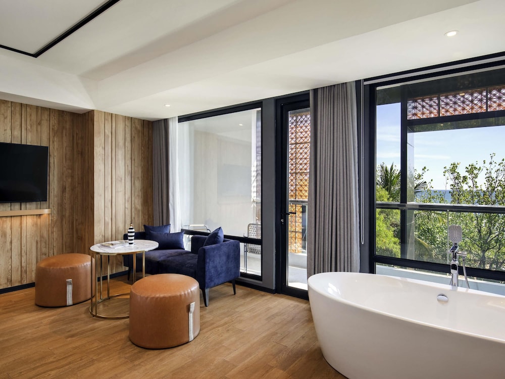 Comfort Suite, 1 King Bed, Ocean View (TRIBE XL)