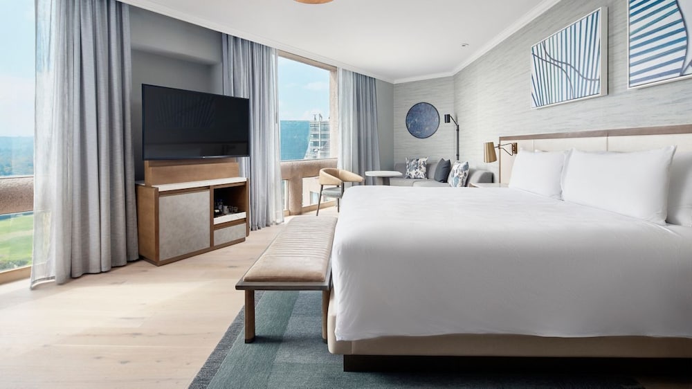 Executive Suite, 1 King Bed, City View, Corner - Photo 3