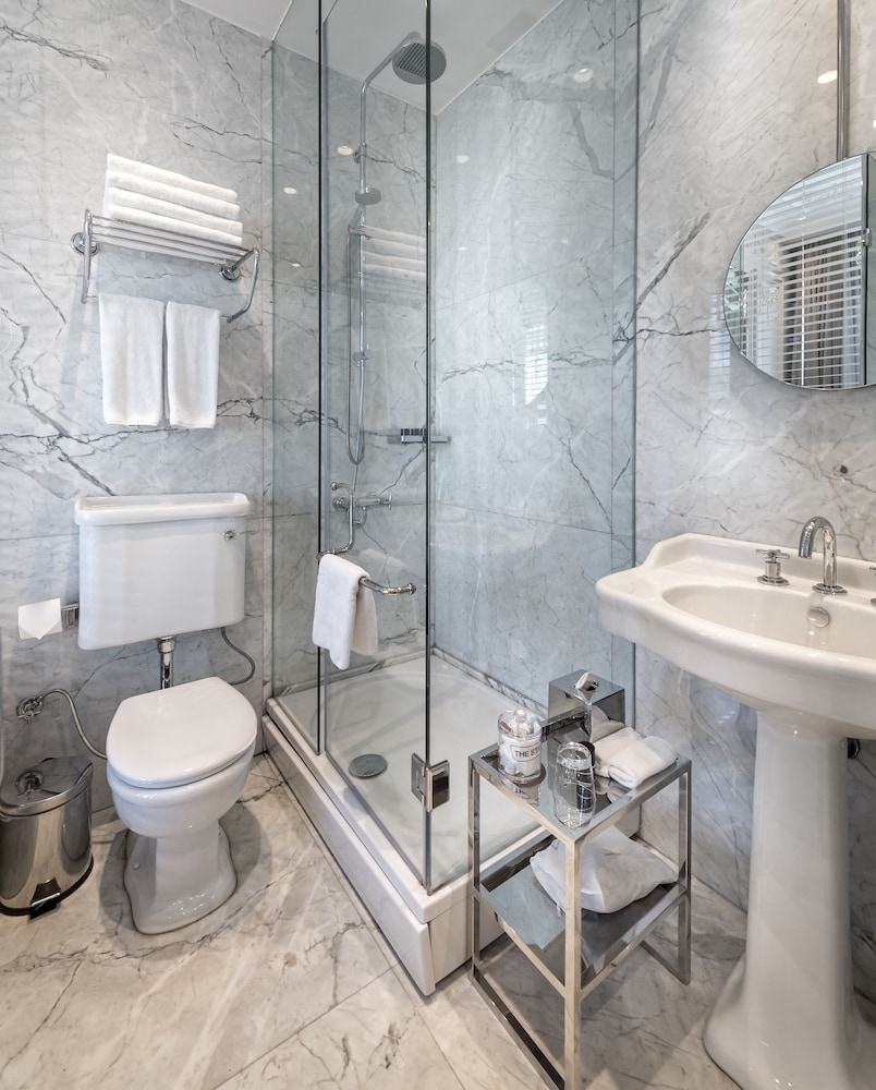 Deluxe Bosphorus Suite, Partial Sea View thumbnail 6