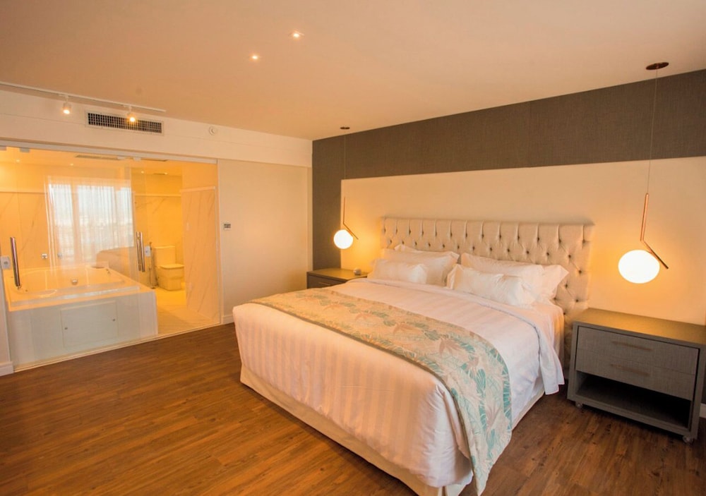 North Diamond Semi Presidential Suite thumbnail 6