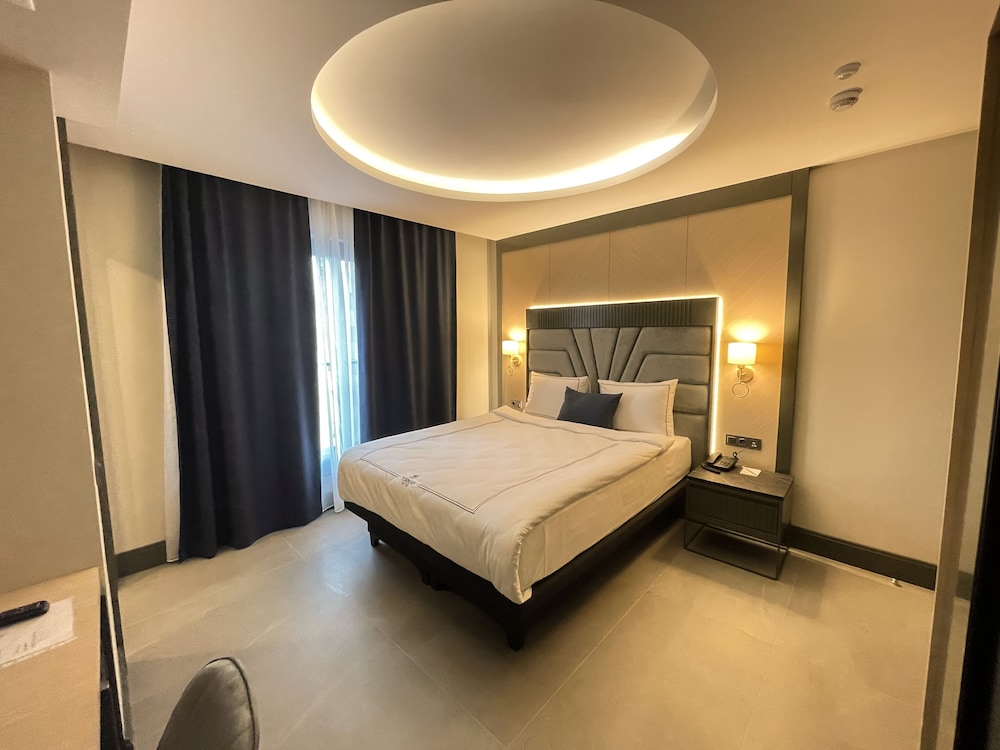 Deluxe Room, 1 King Bed, City View