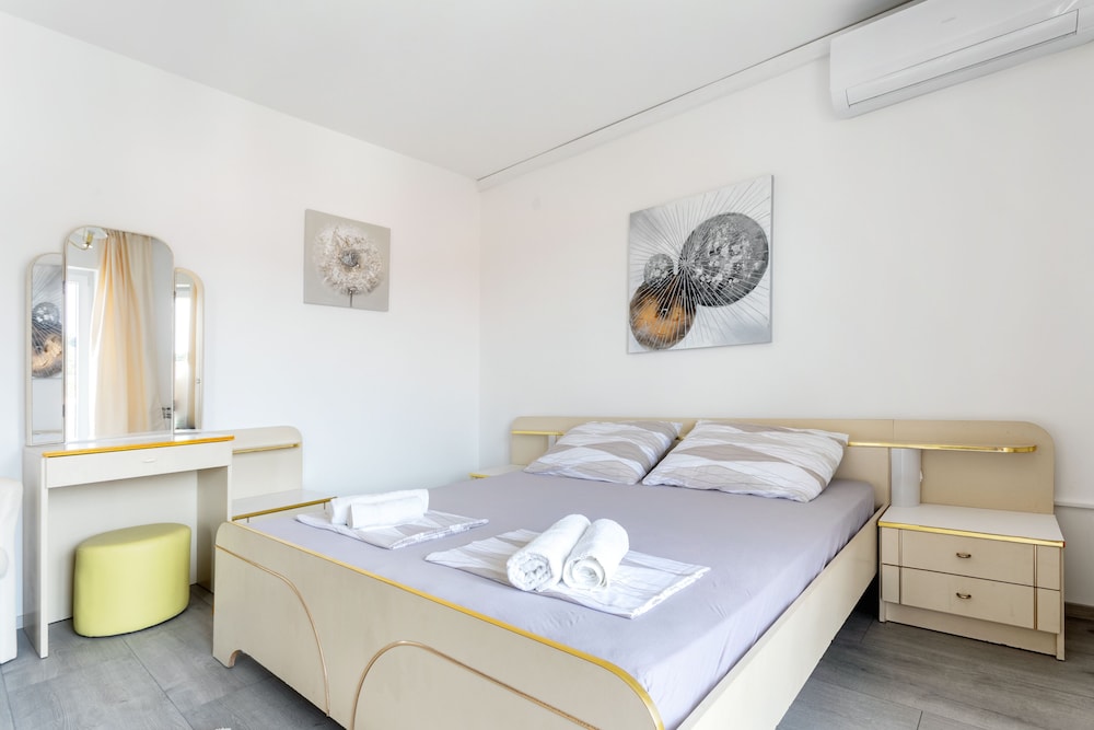 Appartamento Comfort, 2 camere da letto, balcone, vista mare