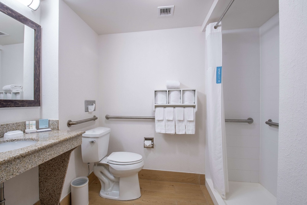 Standard Room, 1 King Bed, Accessible,Walk-in Shower - Photo 1