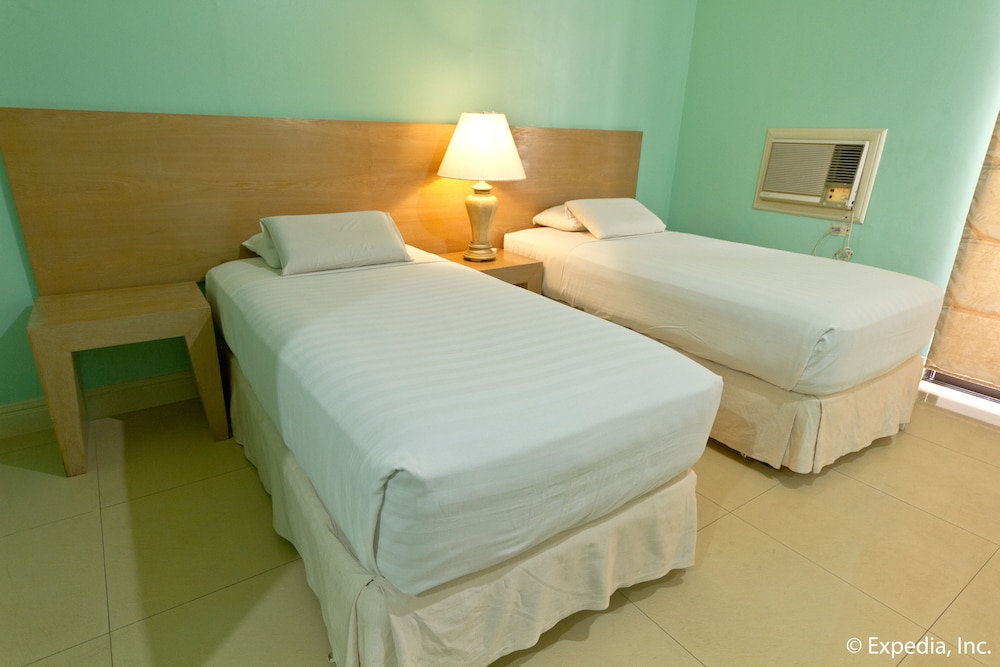 twin bed room? it looks like the rest of two beds