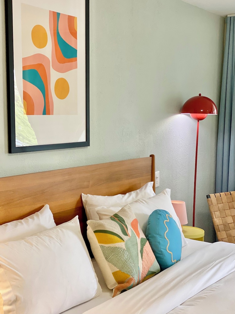 Deluxe Single Room, 1 King Bed photo 3