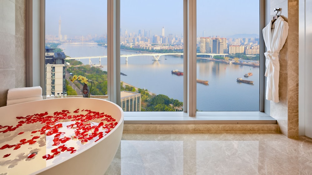 Junior Suite, 1 King Bed (Pearl River View) thumbnail 5