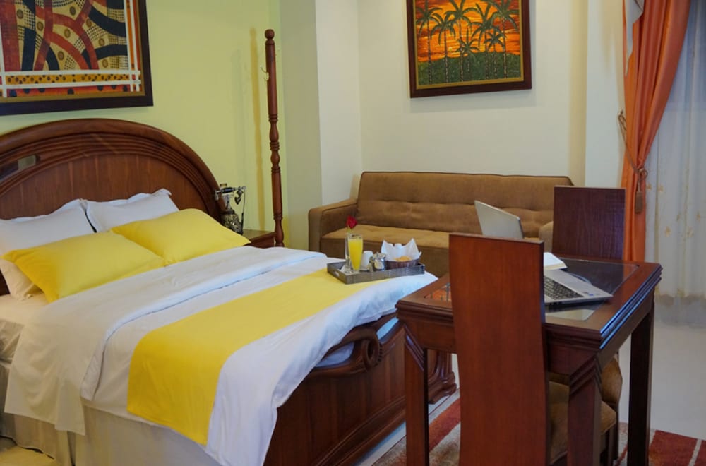 Deluxe Suite, 1 Queen Bed, Private Bathroom photo 3