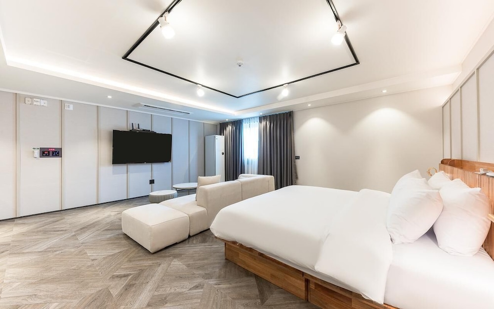 Premium King Avenue - Photo 1