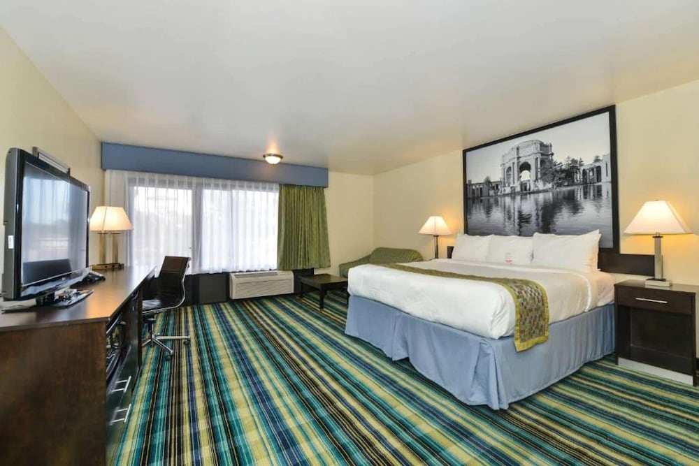 Suite, 1 King Bed, Non Smoking photo 3