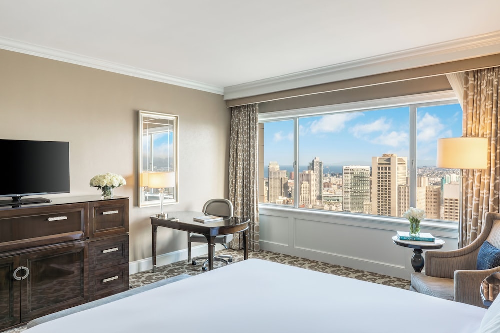 Signature Room, 1 King Bed, Mobility Accessible, Bathtub (Skyline)